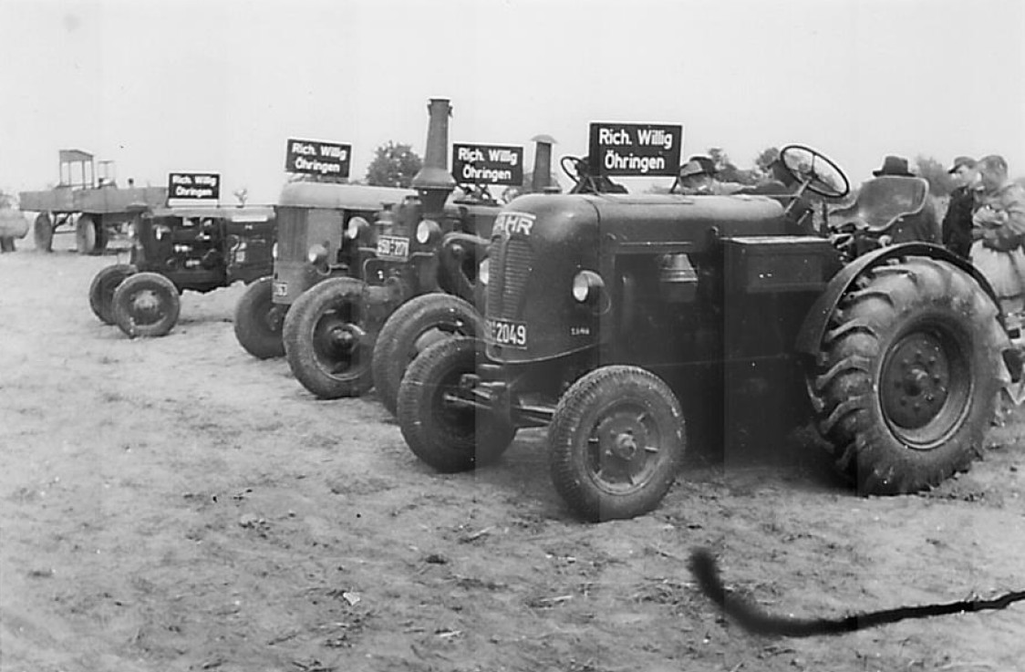 Historisches Foto vom Wettpflügen der Firma Willig