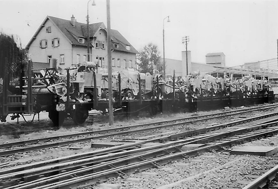 Historische Aufnahme: Willig Landtechnik am Bahnhof Öhringen mit Claas-Maschinen